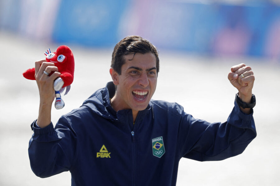Caio Bonfim comemora no pódio após conquistar medalha de prata na corrida de 20km da marcha atlética na Olimpíada - Foto: REUTERS/Amanda Perobelli