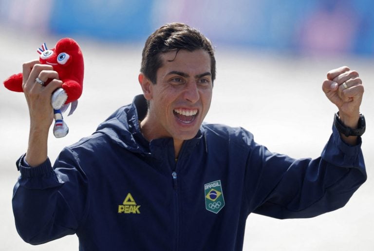 Caio Bonfim comemora no pódio após conquistar medalha de prata na corrida de 20km da marcha atlética na Olimpíada - Foto: REUTERS/Amanda Perobelli