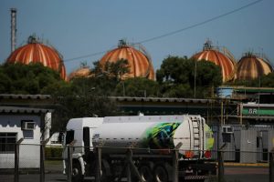 Caminhão-tanque em refinaria de petróleo em Canoas, no Rio Grande do Sul 25/10/2021 REUTERS/Diego Vara