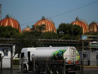 Caminhão-tanque em refinaria de petróleo em Canoas, no Rio Grande do Sul 25/10/2021 REUTERS/Diego Vara