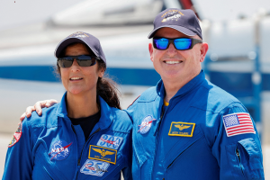 Astronautas da Nasa Butch Wilmore e Suni Williams antes de lançamento da nave Starliner, da Boeing, na Flórida, EUA