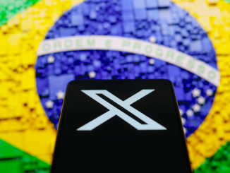 Celular com logo do X (Twitter) em frente a uma ilustração da bandeira do Brasil