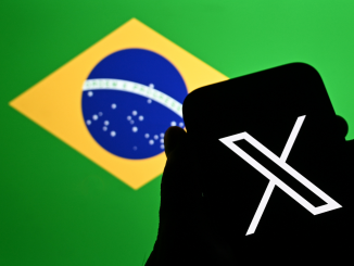 Celular com logo do X (Twitter) em frente a uma ilustração da bandeira do Brasil