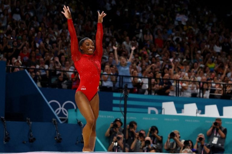 Simone Biles durante final no salto na Olimpíada Paris 2024 