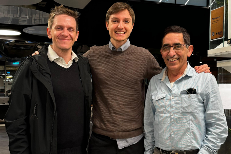 Foto do pesquisador com seus orientadores. Da esquerda para direita: professor João Paulo Papa (Unesp), doutorando Guilherme Camargo e professor Dinesh Kumar (RMIT).