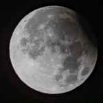 Foto do eclipse lunar parcial