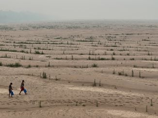 Ribeirinhos carregam galões de água enquanto atravessam bancos de areia do rio Madeira até a comunidade Paraizinho, em meio à pior seca da história. Humaitá, Amazonas. REUTERS/Bruno Kelly