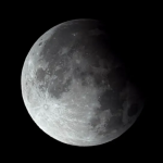 Foto do eclipse lunar parcial