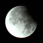 Foto do eclipse lunar parcial