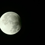 Foto do eclipse lunar parcial