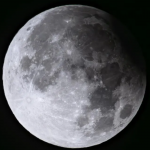 Foto do eclipse lunar parcial