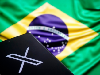 Imagem de um celular com o logo do X em frente a bandeira do Brasil