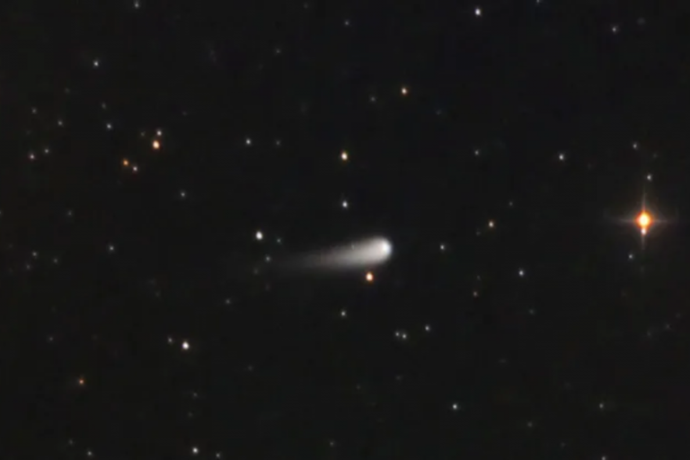 Cometa C/2023 A3 (Tsuchinshan-ATLAS) capturado na Espanha em 8 de maio de 2024