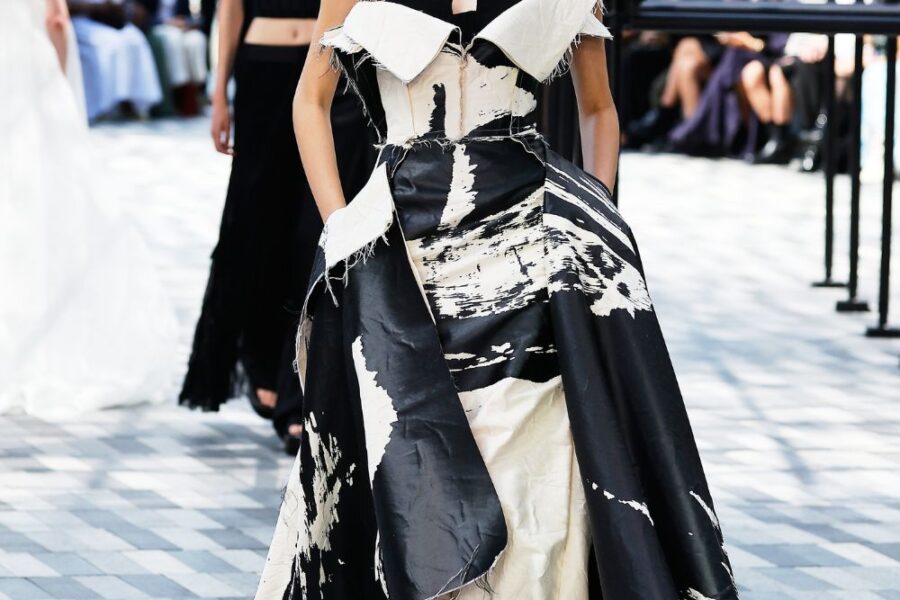 Desfile Jason Wu celebra artista Chinesa Tong Yang-Tze