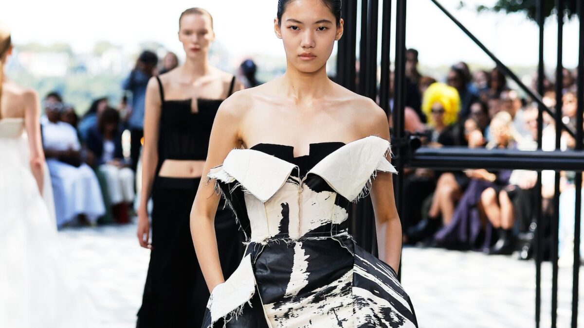 Desfile Jason Wu celebra artista Chinesa Tong Yang-Tze