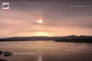 Momento em que o asteroide passa pela Terra. Imagem: reprodução/AP News