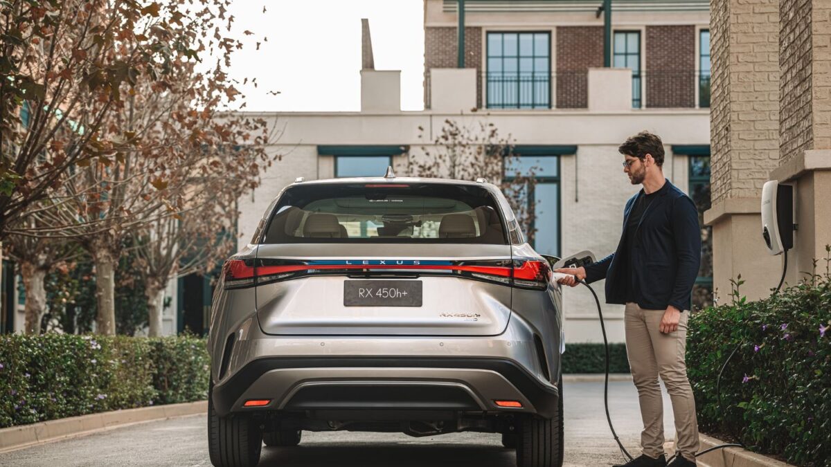 A quinta geração do RX, agora com a versão 450h+, combina design, segurança e uma experiência de condução excepcional, aliada à meta da Lexus de reduzir as emissões de CO2 de seus veículos em mais de 50% até 2035
