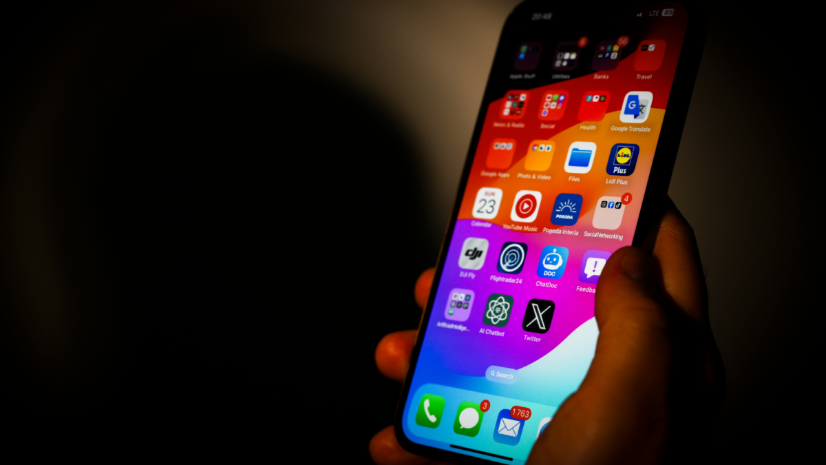 iPhone SE 2（MHGQ3J/A) iOS 18.6.2 iPhone-1200x675.png