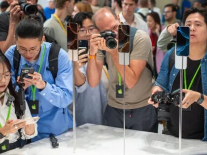 Pessoas em uma loja da Apple