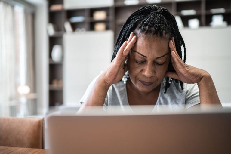  A menopausa é uma fase natural da vida da mulher, marcada por mudanças hormonais que podem impactar o bem-estar físico e emocional