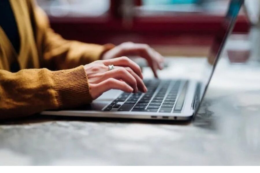 Adaptar o currículo com habilidades em IA agora pode ajudar no mercado de trabalho do futuro