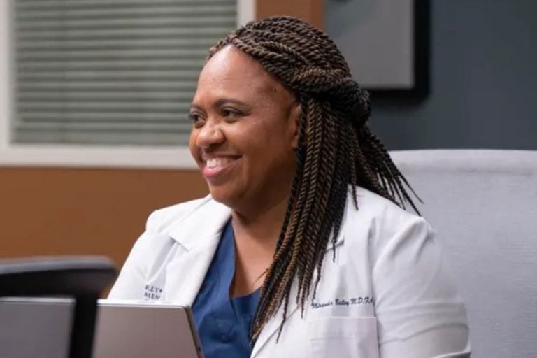 Chandra Wilson dá vida à Dra. Miranda Bailey em Grey's Anatomy desde 2005