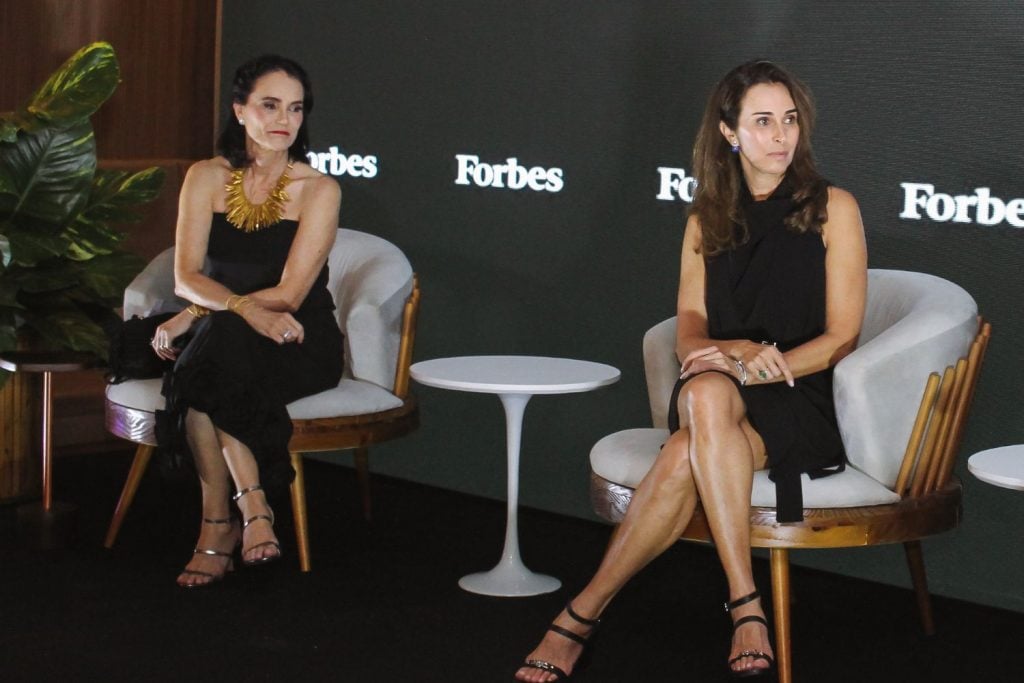 Cecília Brennand, fundadora do Aria Social, e Geyze Diniz, cofundadora do Pacto Contra a Fome, durante painel do Forbes Power Dinner Pernambuco