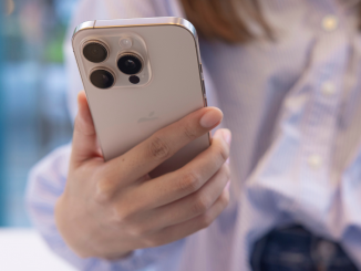 Foto de uma pessoa segurando um iPhone em uma loja da Apple em Tokyo