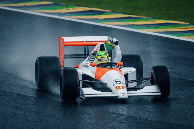 Foto de Lewis Hamilton na icônica McLaren MP4/5B, de Ayrton Senna