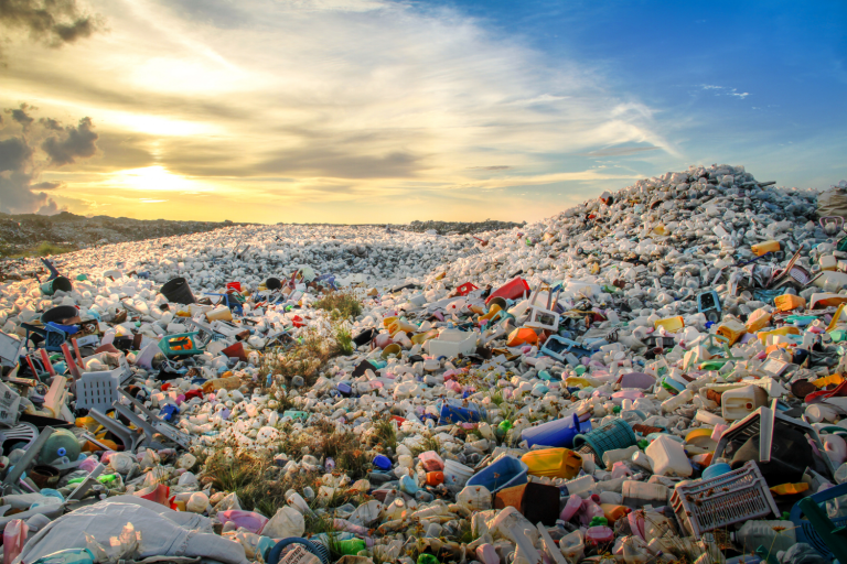 Foto de plásticos nos oceanos