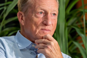 tom steyer com a mão no queixo