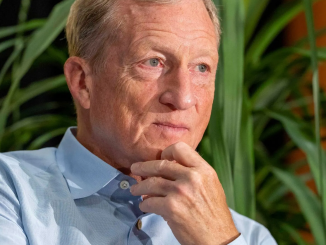 tom steyer com a mão no queixo