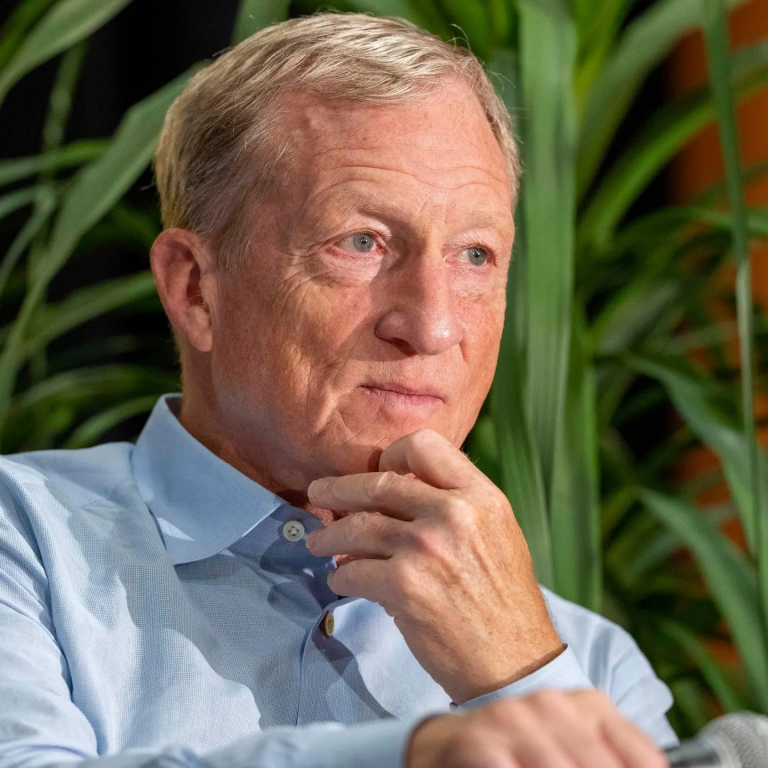 tom steyer com a mão no queixo