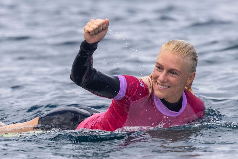 Tatiana Weston-Webb conquistou sua primeira medalha olímpica nas ondas do Taiti