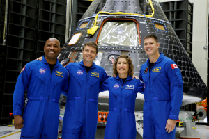 Foto dos Astronautas da missão Artemis II da Nasa posa para foto em frente à cápsula Orion em agosto de 2023