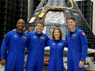 Foto dos Astronautas da missão Artemis II da Nasa posa para foto em frente à cápsula Orion em agosto de 2023