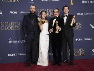 Elenco de "Xógum: A Gloriosa Saga do Japão" segura prêmios do Globo de Ouro, em Beverly Hills, na Califórnia