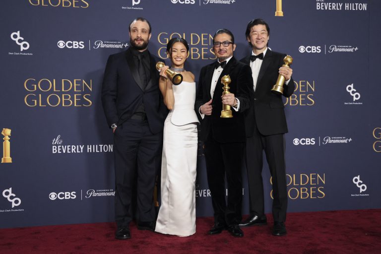 Elenco de "Xógum: A Gloriosa Saga do Japão" segura prêmios do Globo de Ouro, em Beverly Hills, na Califórnia