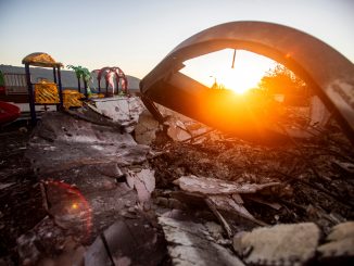 Destroços de playground destruído por incêndio em Altadena, na Califórnia