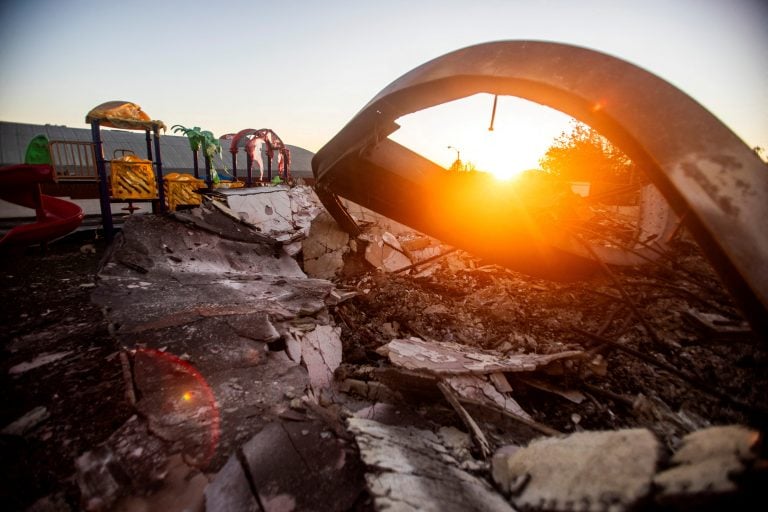 Destroços de playground destruído por incêndio em Altadena, na Califórnia