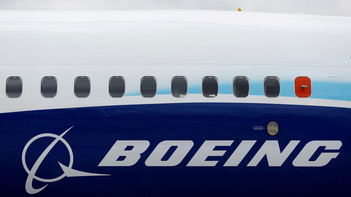 Boeing Registra Prejuízo Anual de US$ 11,8 Bilhões após Ano Marcado por Crise