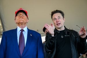 O bilionário Elon Musk ao lado de Donald Trump