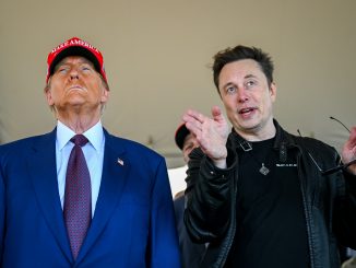 O bilionário Elon Musk ao lado de Donald Trump