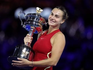 Tenista Aryna Sabalenka segura um troféu