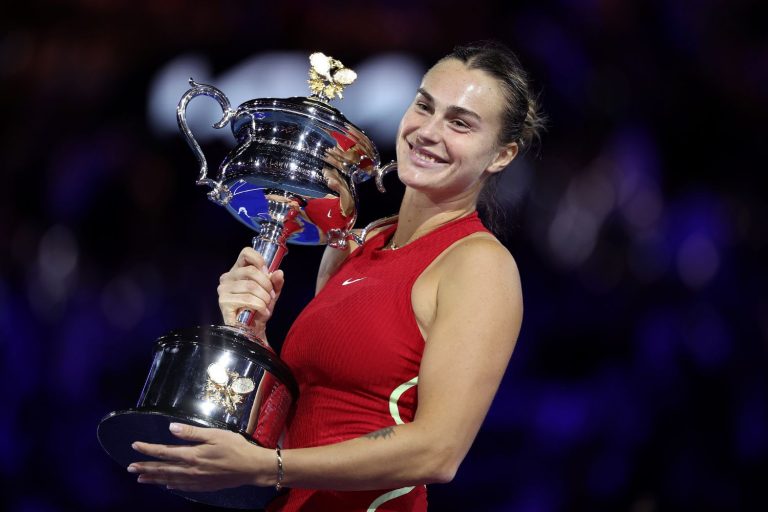 Tenista Aryna Sabalenka segura um troféu