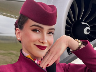 Foto da Sama, Comissária da Qatar Airlines