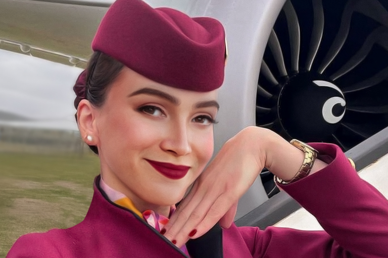 Foto da Sama, Comissária da Qatar Airlines