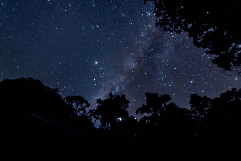 Foto ilustrativa de um céu noturno com planetas visíveis a olho nu