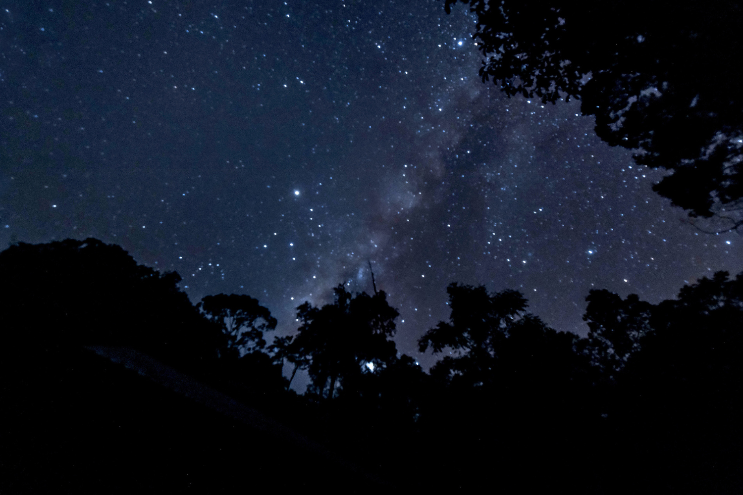 Foto ilustrativa de um céu noturno com planetas visíveis a olho nu