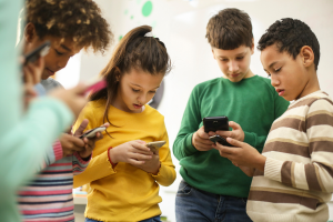 Crianças utilizando celulares